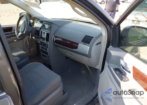 2010 Chrysler Town & Country Touring из США, поврежденный, VIN 2A4RR5D13AR226502